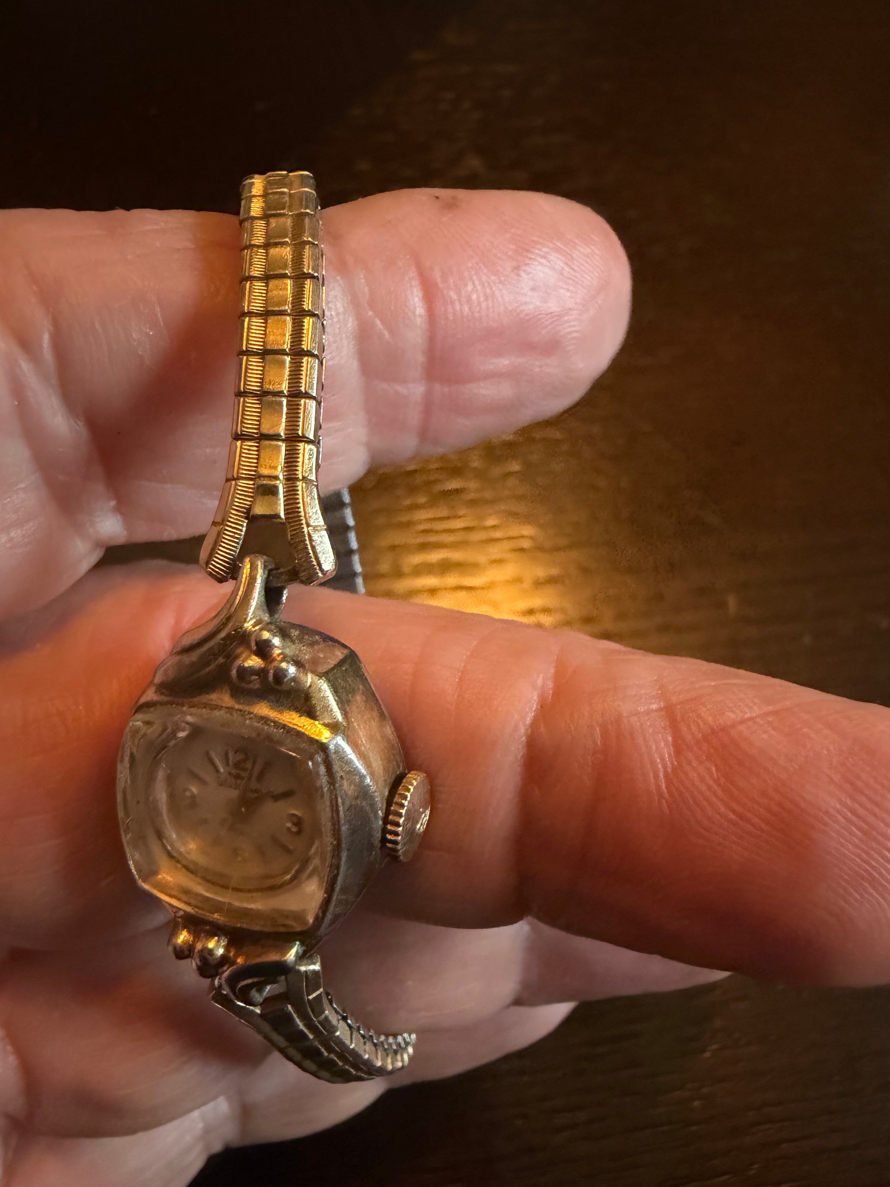 Vintage Waltham 17 Jewels Ladies Mechanical Wind Watch Gold Tone Expansion Bracelet