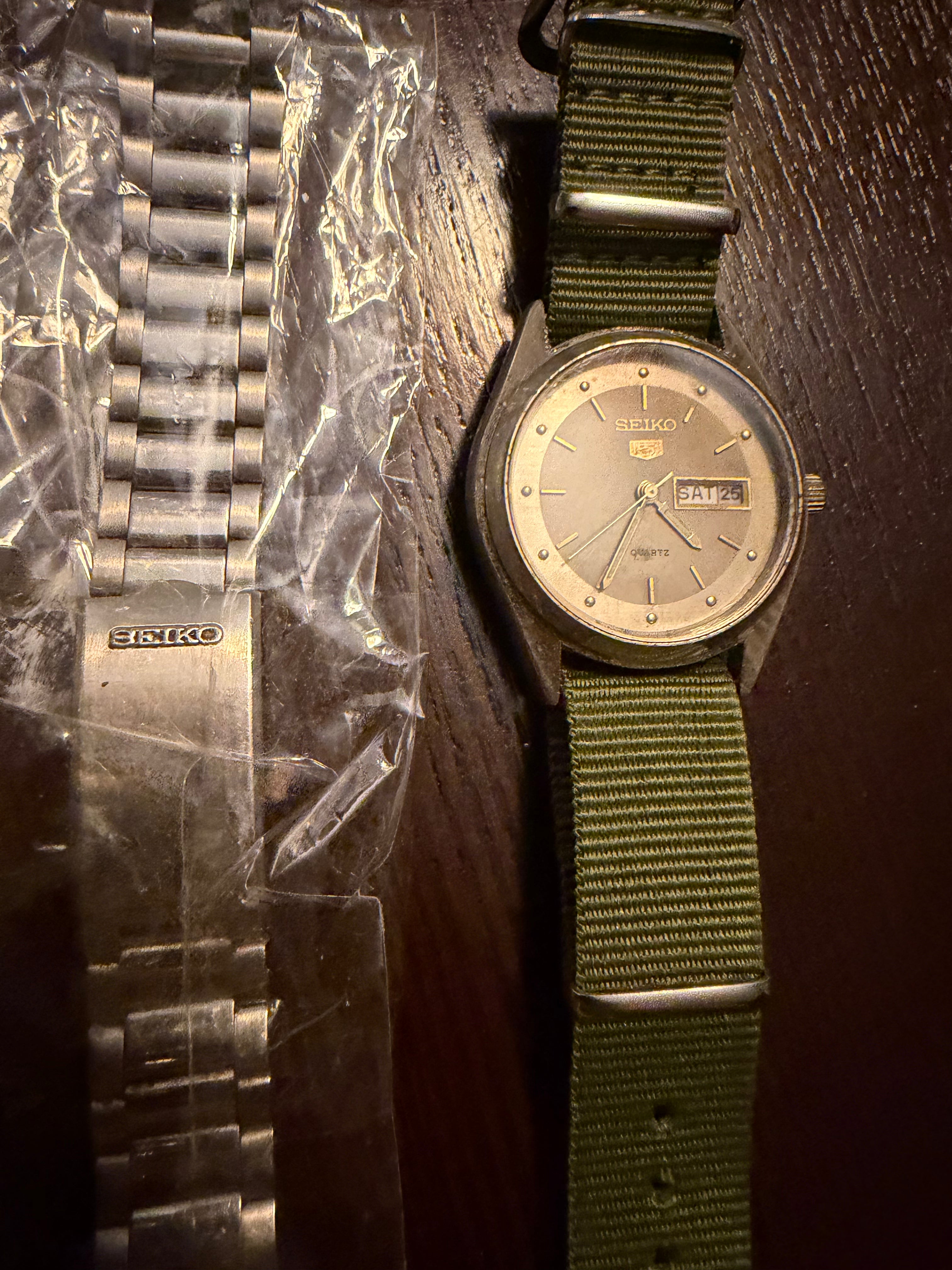 Men’s vintage Seiko 5 green nato strap comes with original bracelet