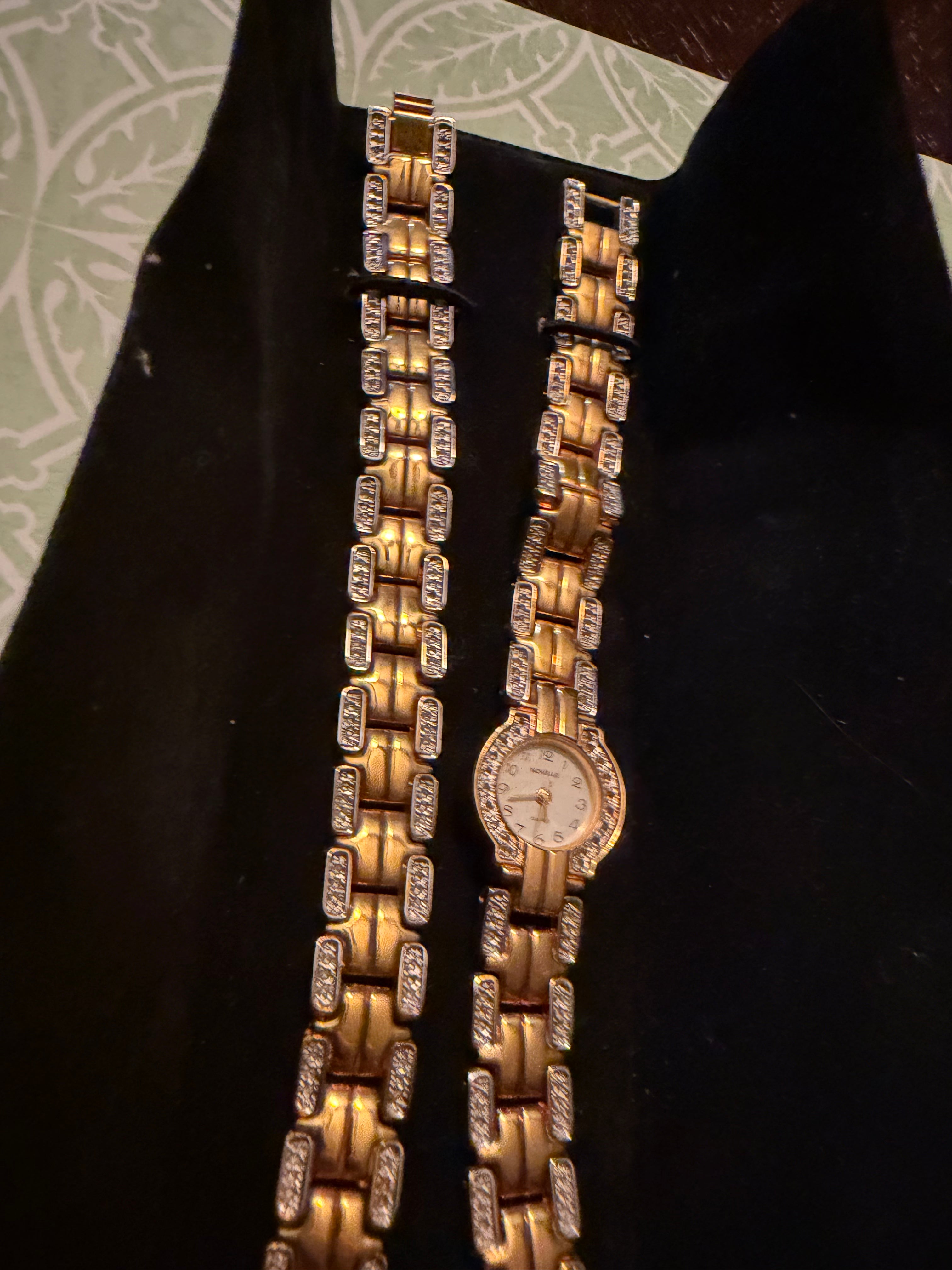 Vintage Nouvelle Ladies Gold Tone Quartz Watch – Crystal Accent Bracelet – New Battery