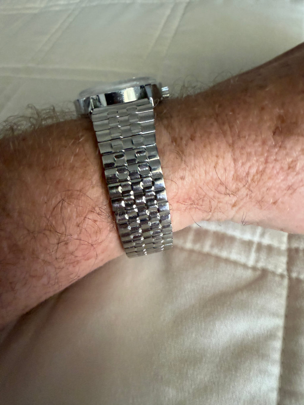 Vintage 1977 Benrus men’s watch runs perfectly