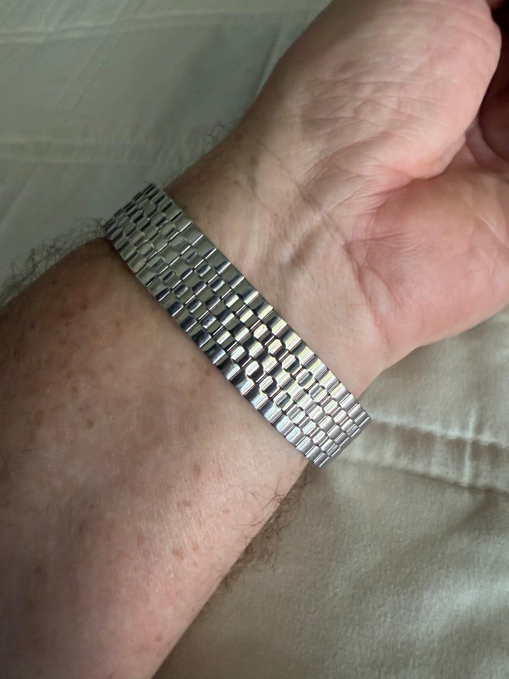 Vintage 1977 Benrus men’s watch runs perfectly