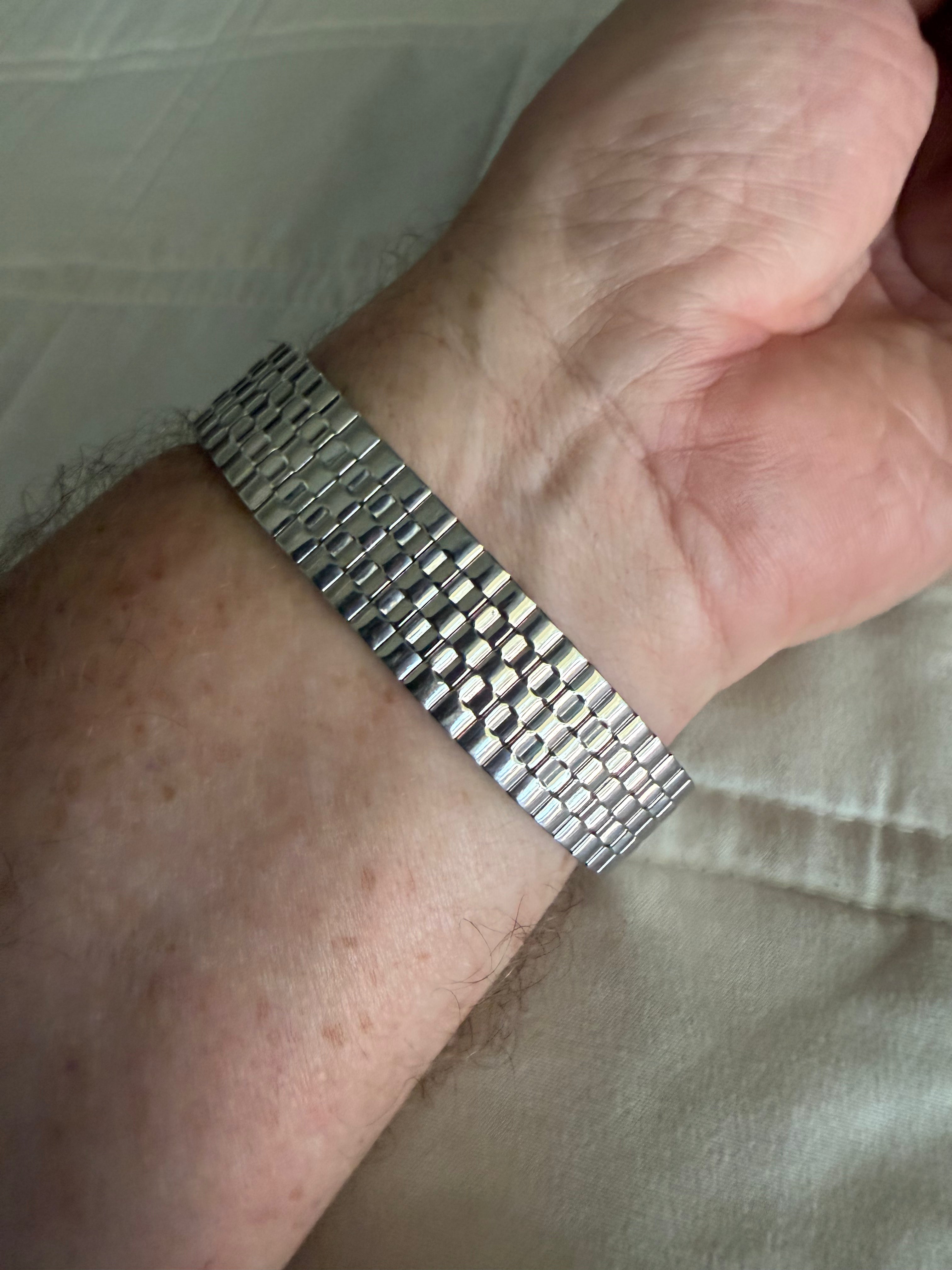 Vintage 1977 Benrus men’s watch runs perfectly