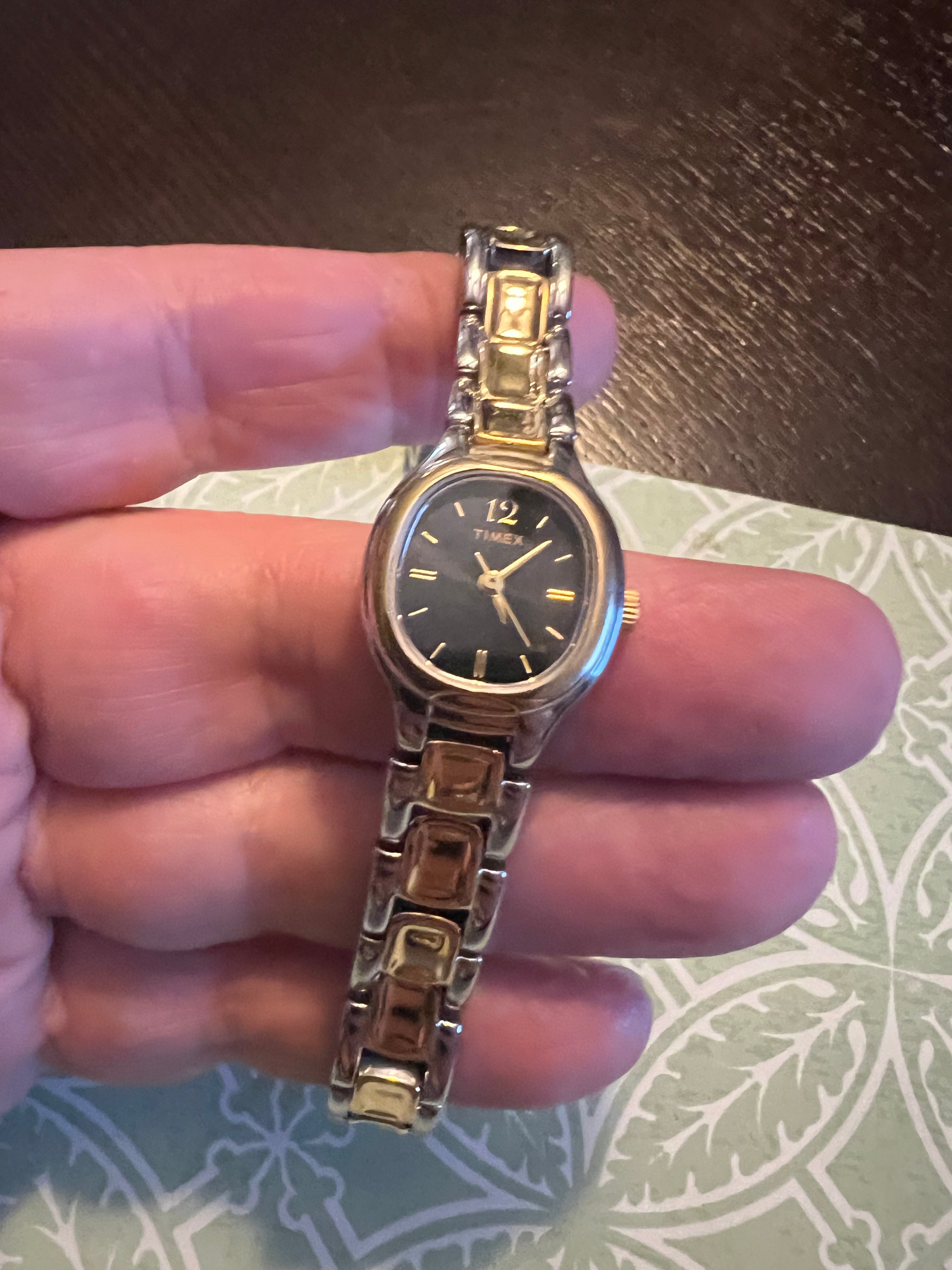 Dainty vintage Timex Ladies 2-tone watch new battery xlnt condition