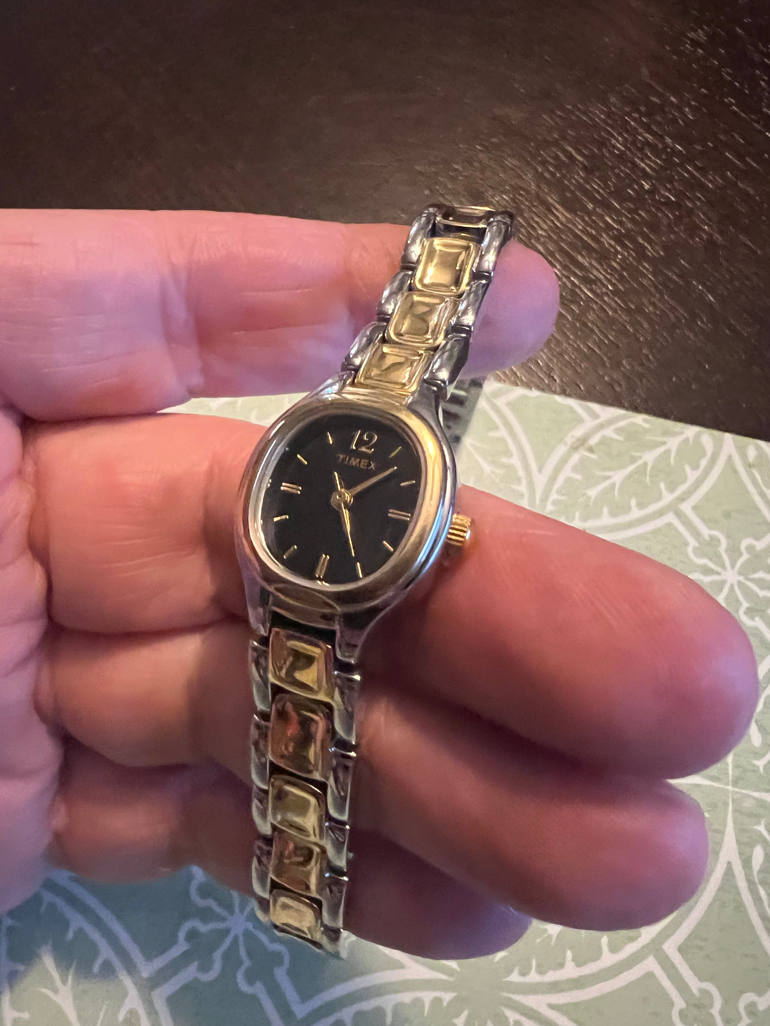 Dainty vintage Timex Ladies 2-tone watch new battery xlnt condition