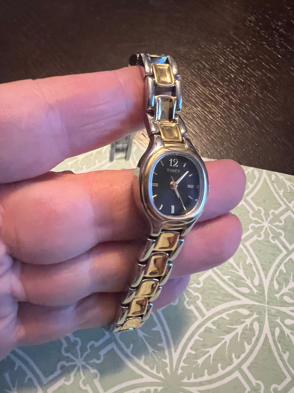 Dainty vintage Timex Ladies 2-tone watch new battery xlnt condition