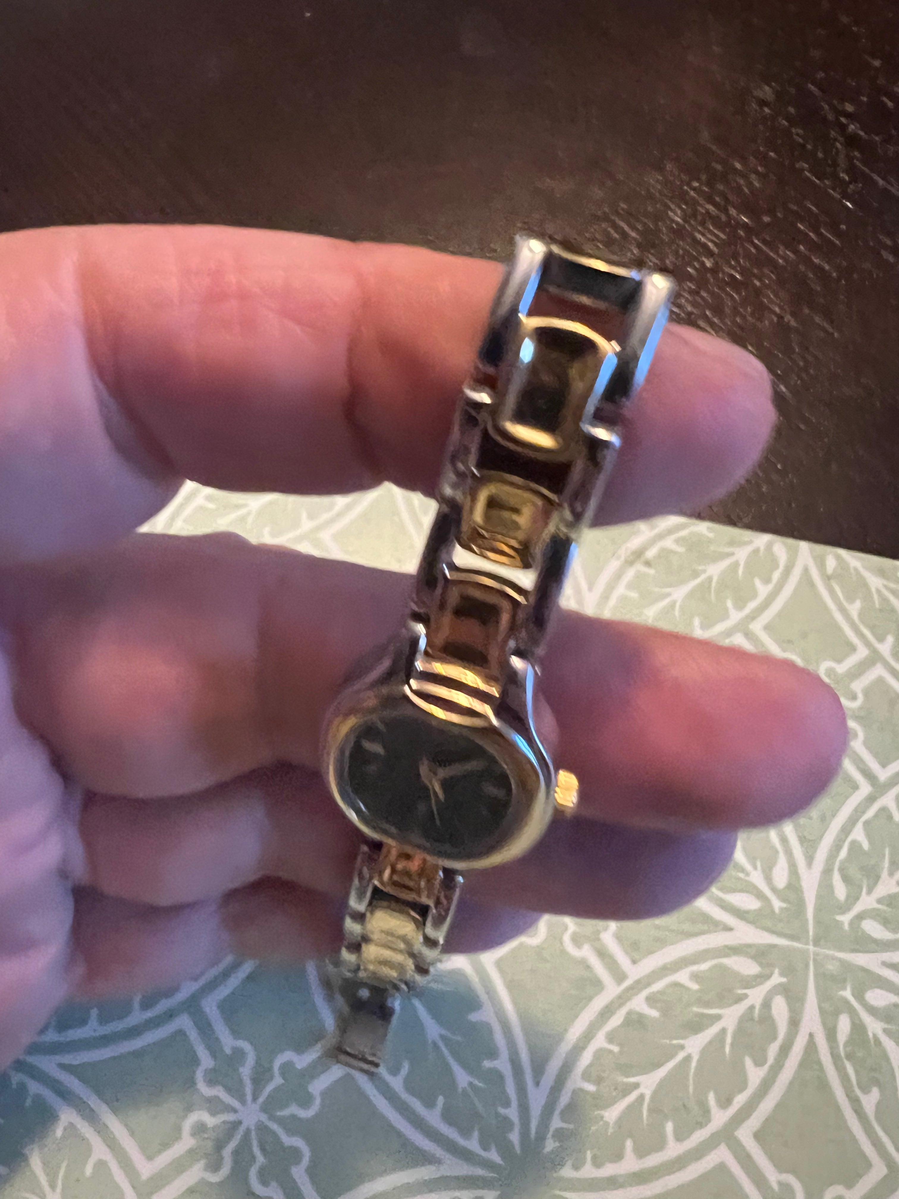 Dainty vintage Timex Ladies 2-tone watch new battery xlnt condition