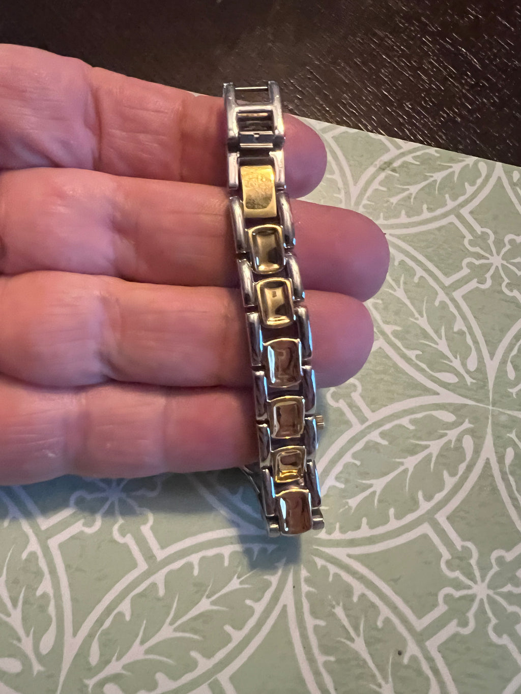 Dainty vintage Timex Ladies 2-tone watch new battery xlnt condition
