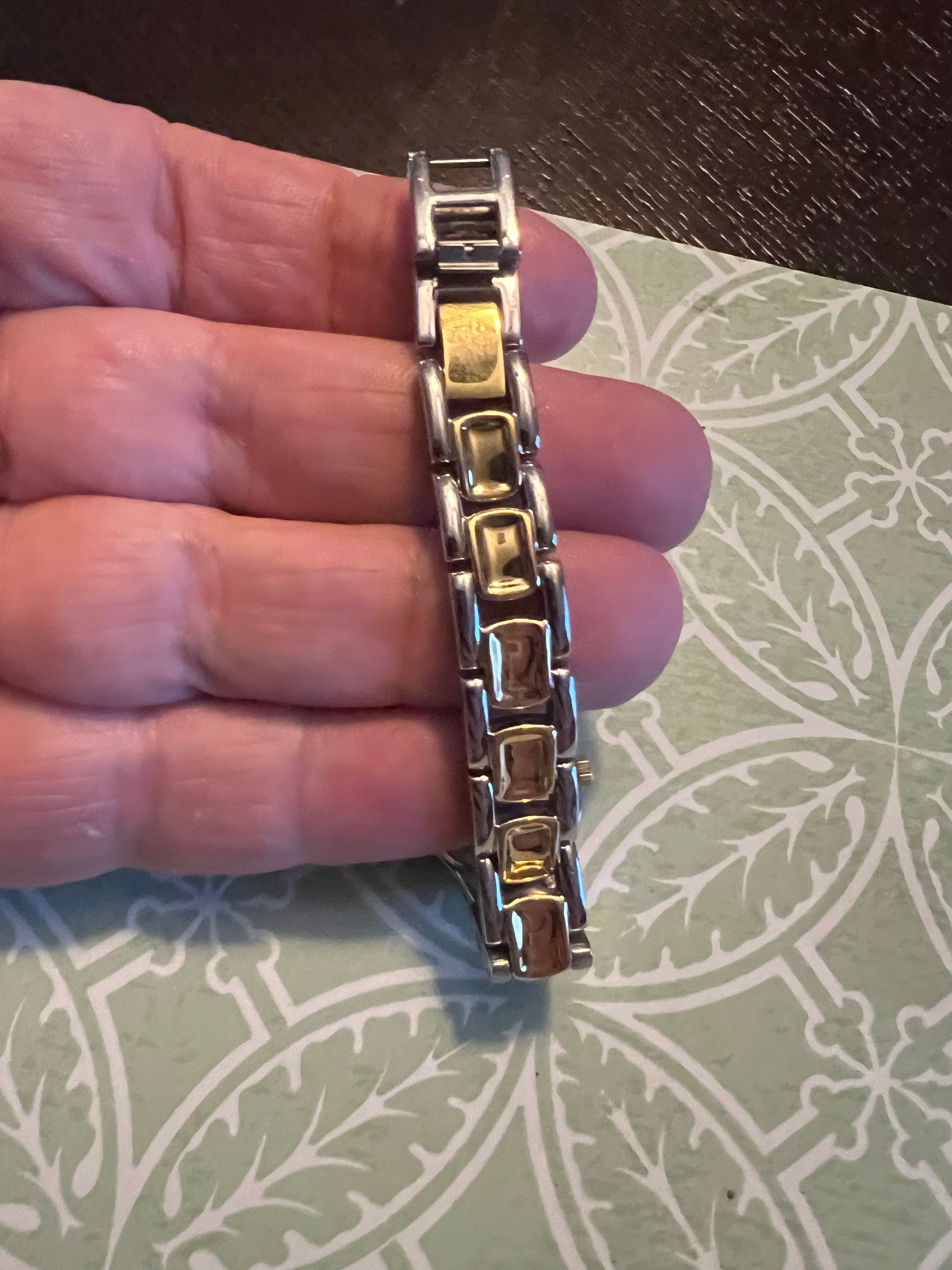 Dainty vintage Timex Ladies 2-tone watch new battery xlnt condition