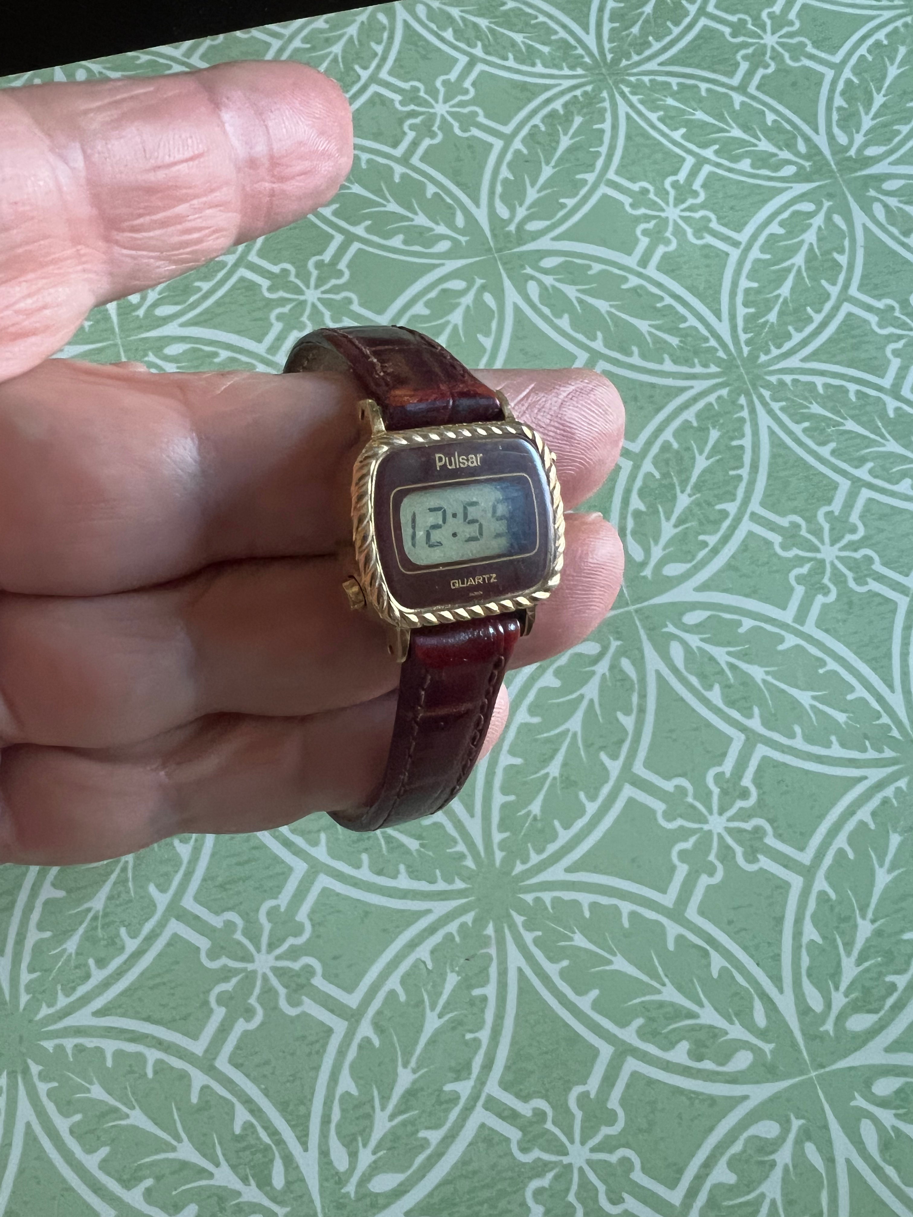 Vintage dainty 1983 Pulsar Y430-4000 ladies watch