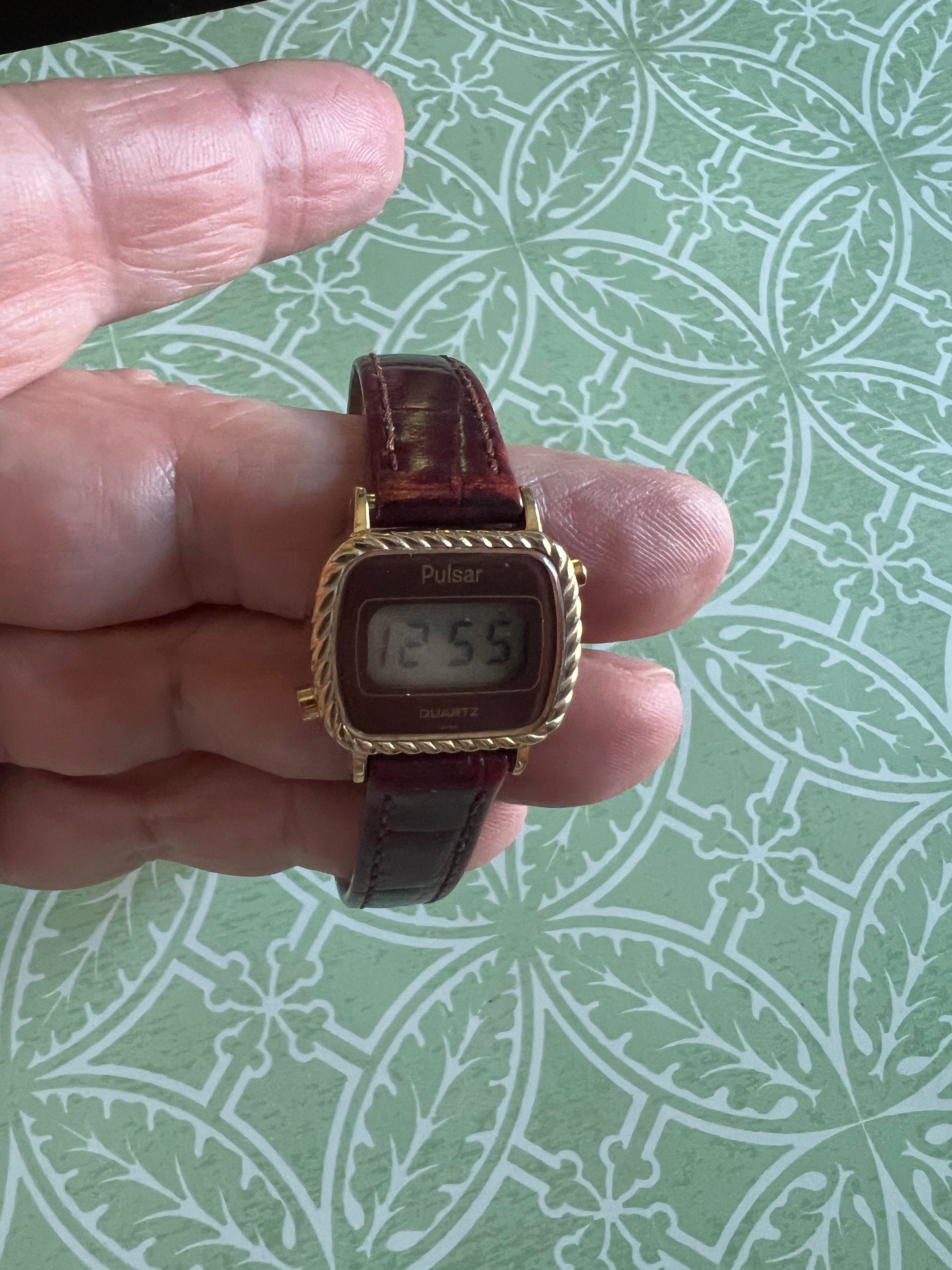 Vintage dainty 1983 Pulsar Y430-4000 ladies watch