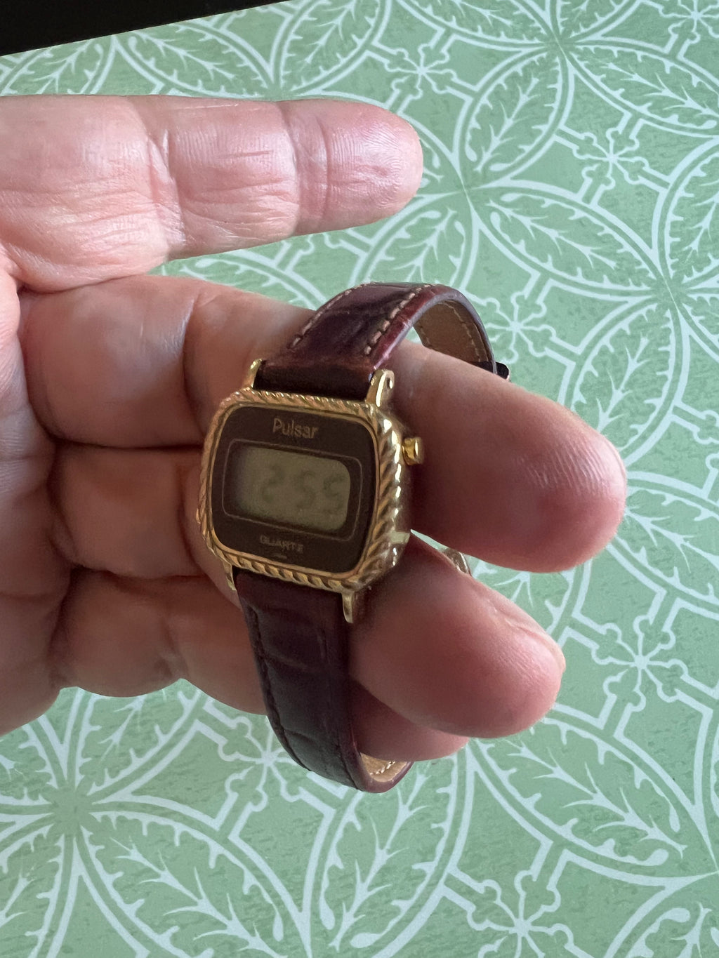 Vintage dainty 1983 Pulsar Y430-4000 ladies watch