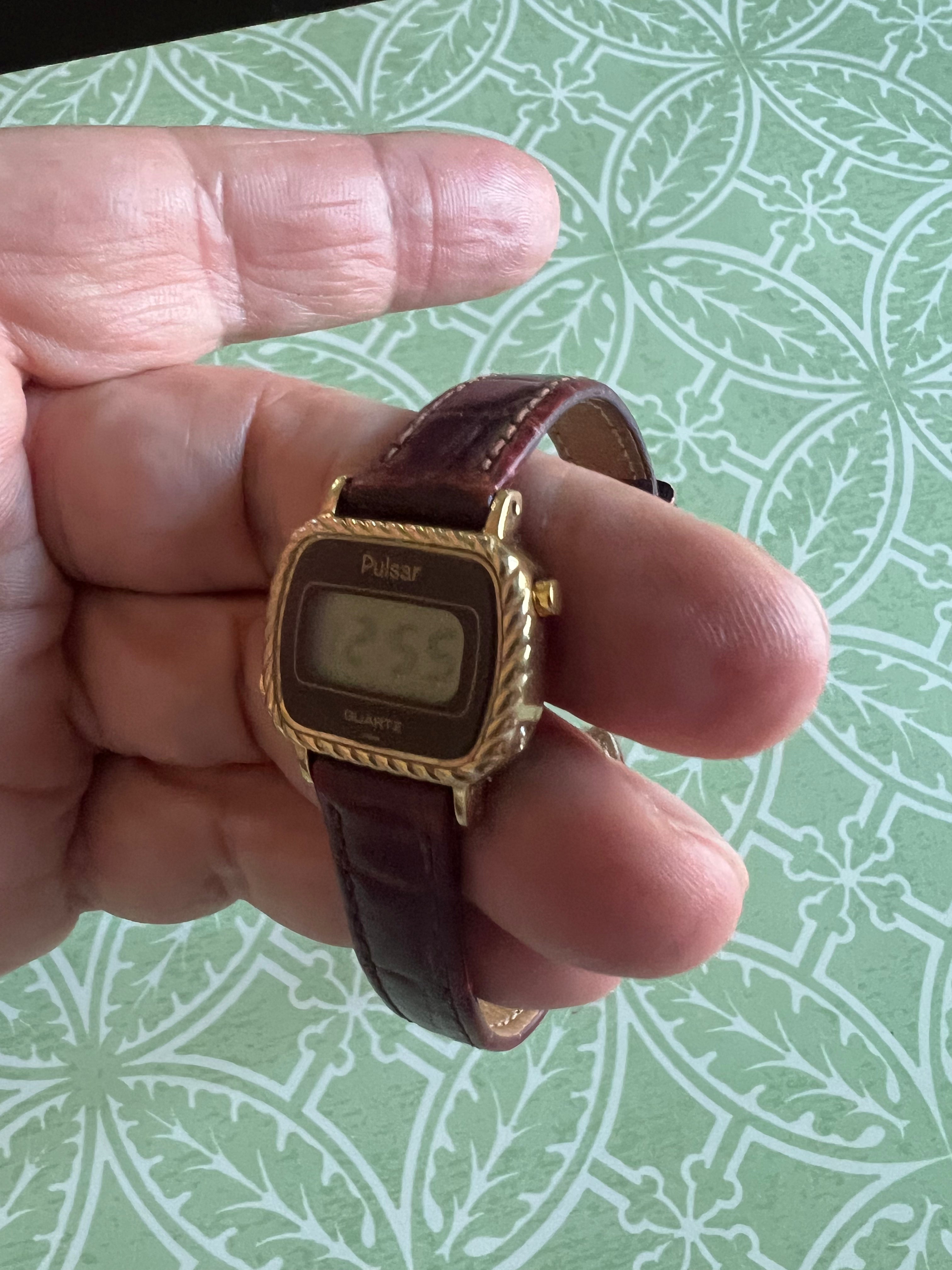 Vintage dainty 1983 Pulsar Y430-4000 ladies watch