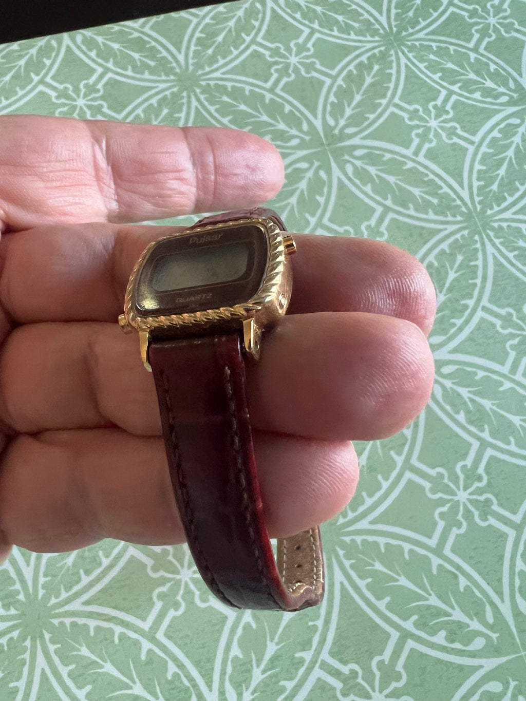 Vintage dainty 1983 Pulsar Y430-4000 ladies watch