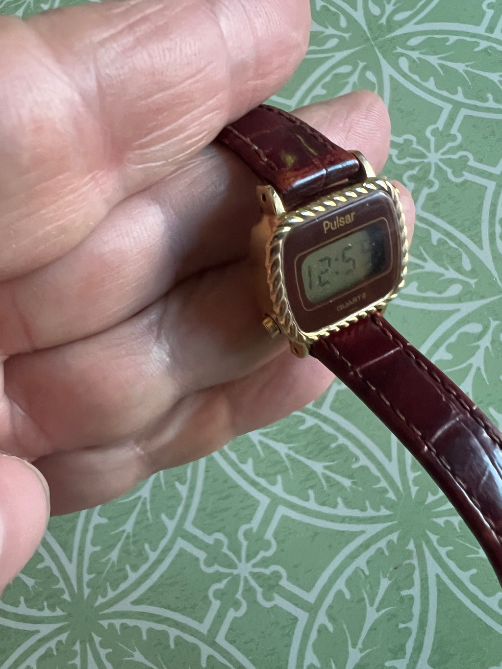 Vintage dainty 1983 Pulsar Y430-4000 ladies watch