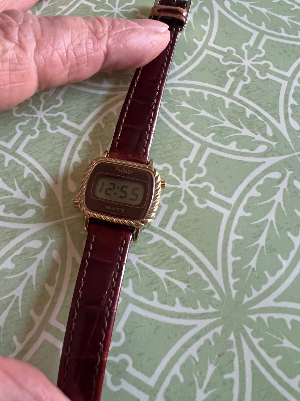 Vintage dainty 1983 Pulsar Y430-4000 ladies watch