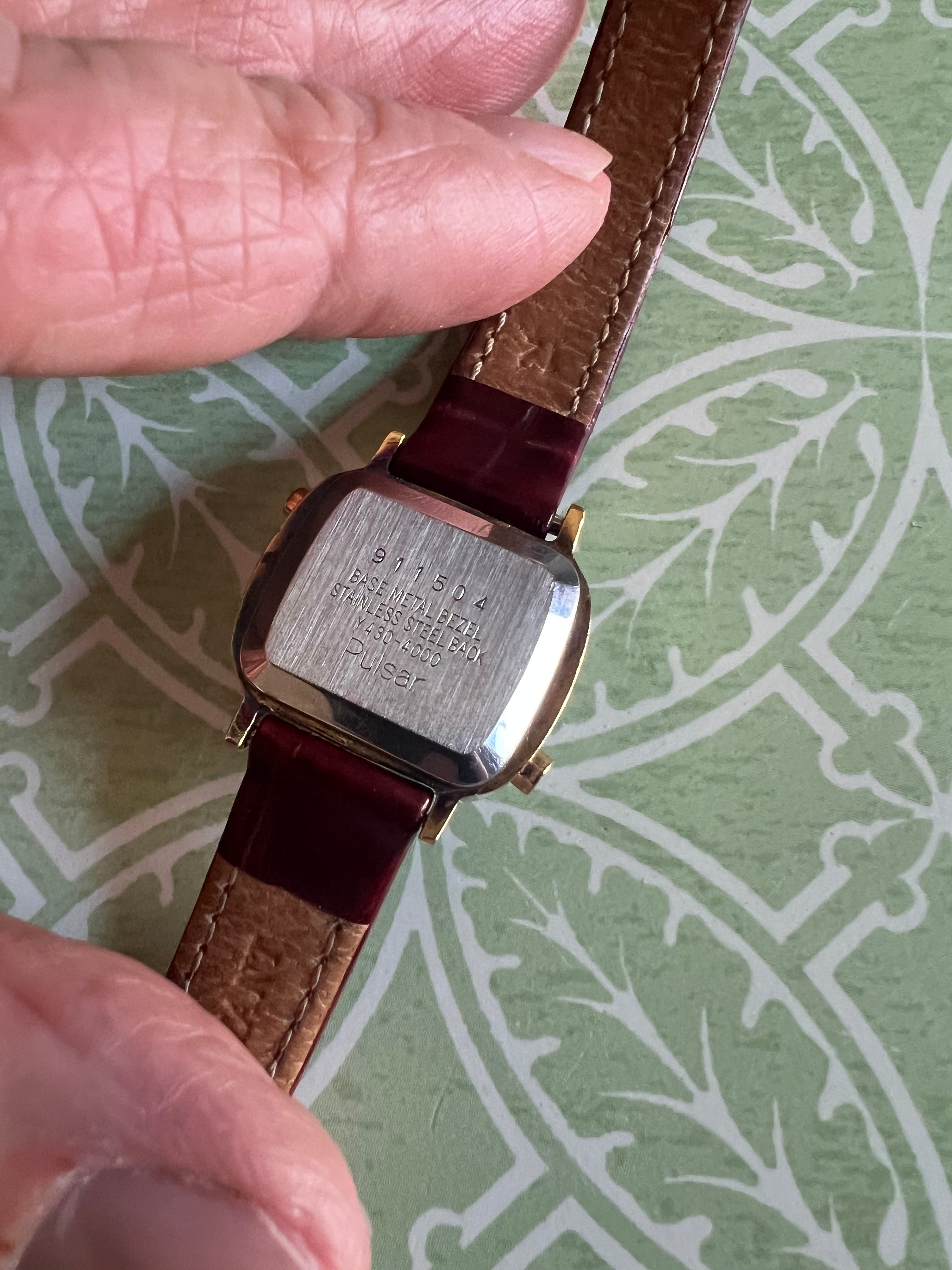 Vintage dainty 1983 Pulsar Y430-4000 ladies watch