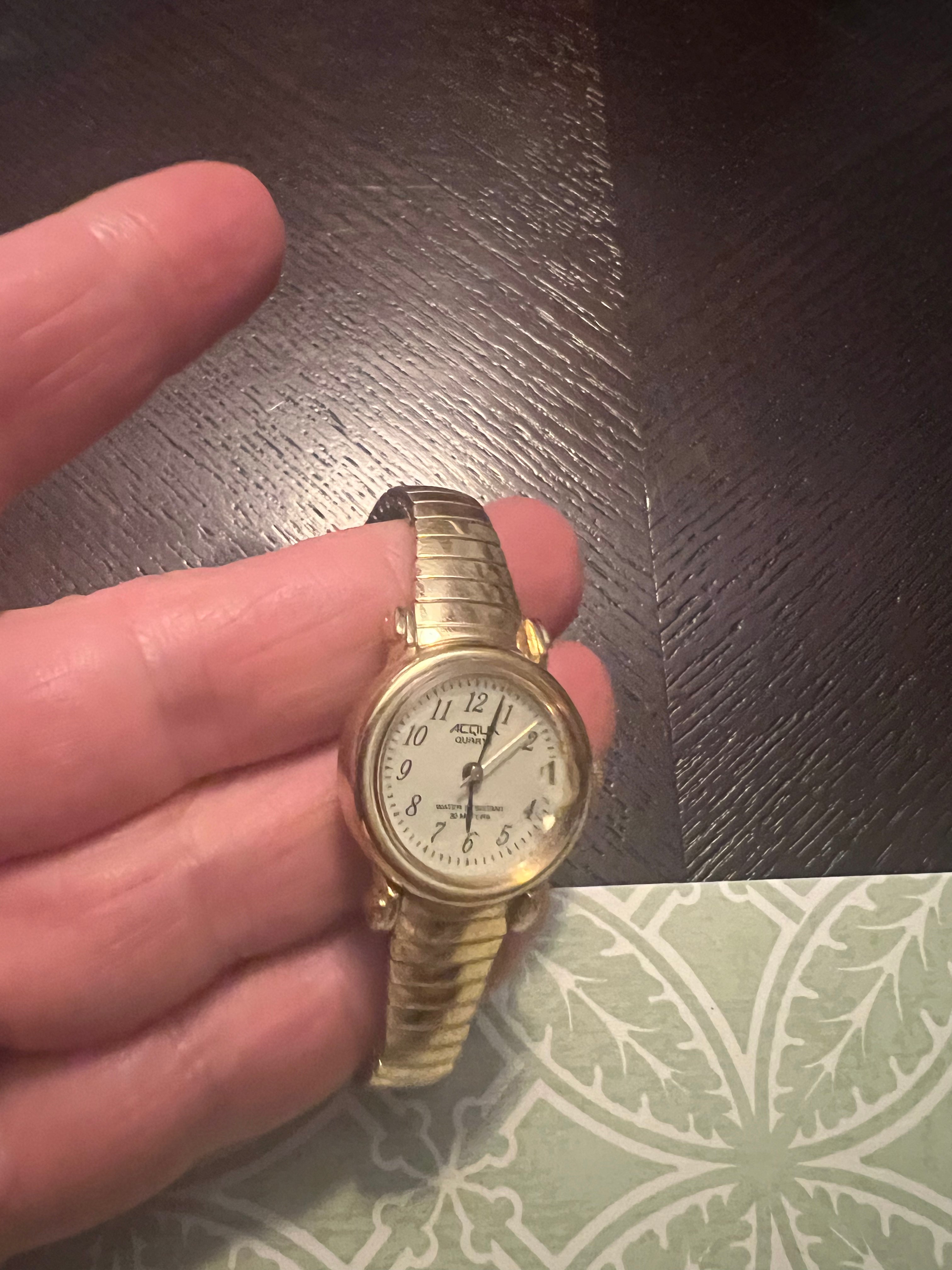 Ladies vintage dainty Acqua gold tone watch. New battery. Runs great