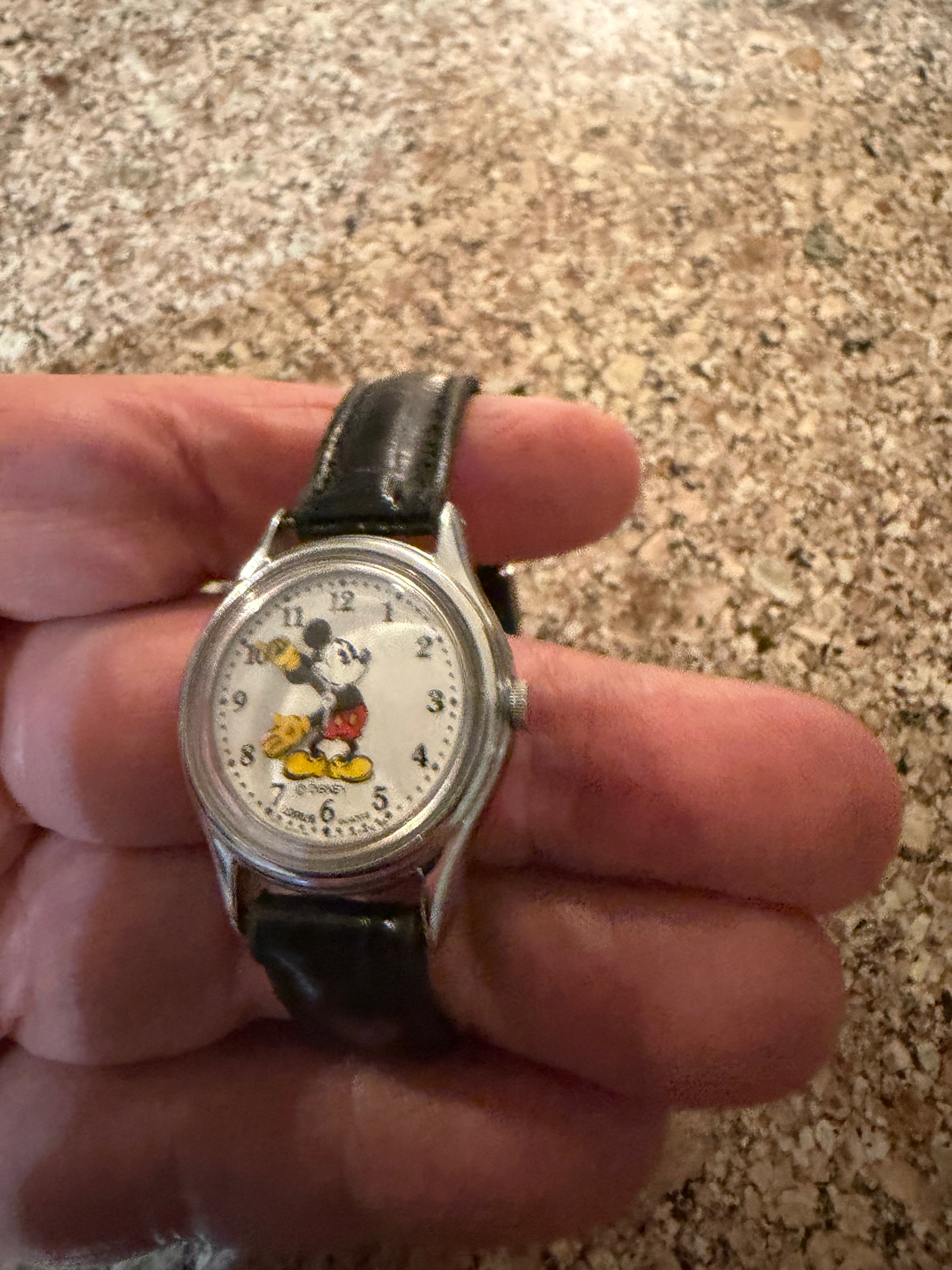 Vintage LORUS MICKEY MOUSE  V515-6080 WATCH New Battery!