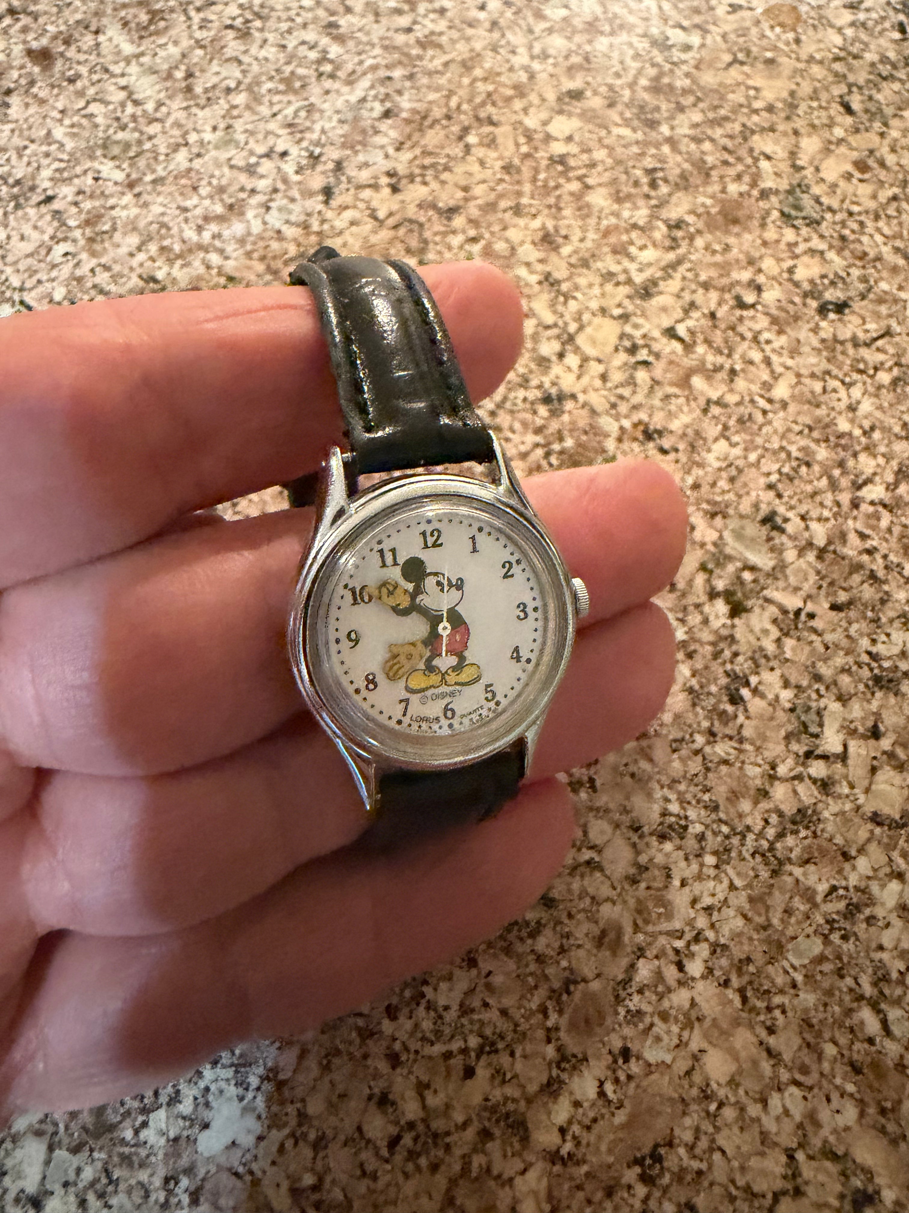 Vintage LORUS MICKEY MOUSE  V515-6080 WATCH New Battery!