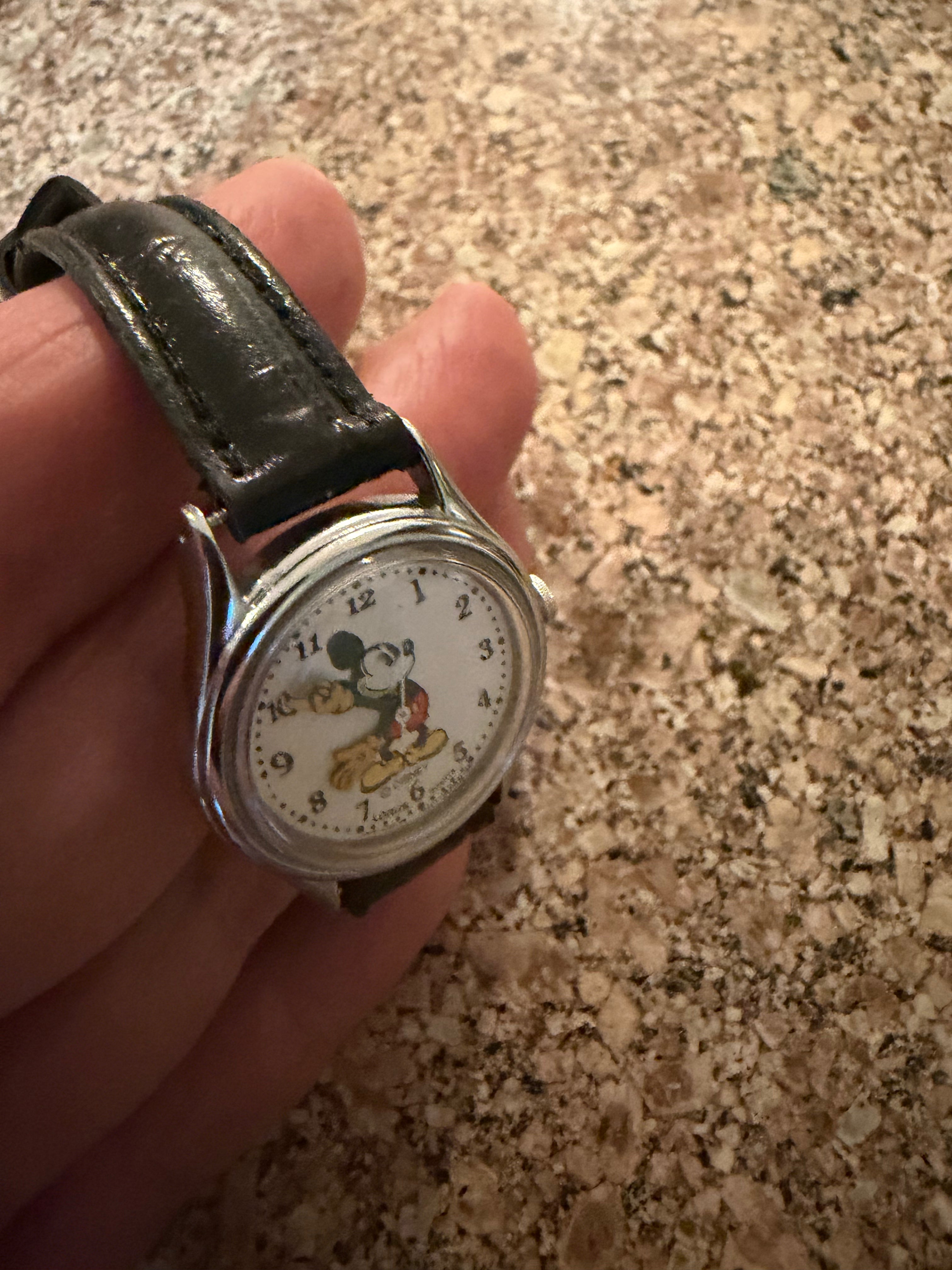 Vintage LORUS MICKEY MOUSE  V515-6080 WATCH New Battery!