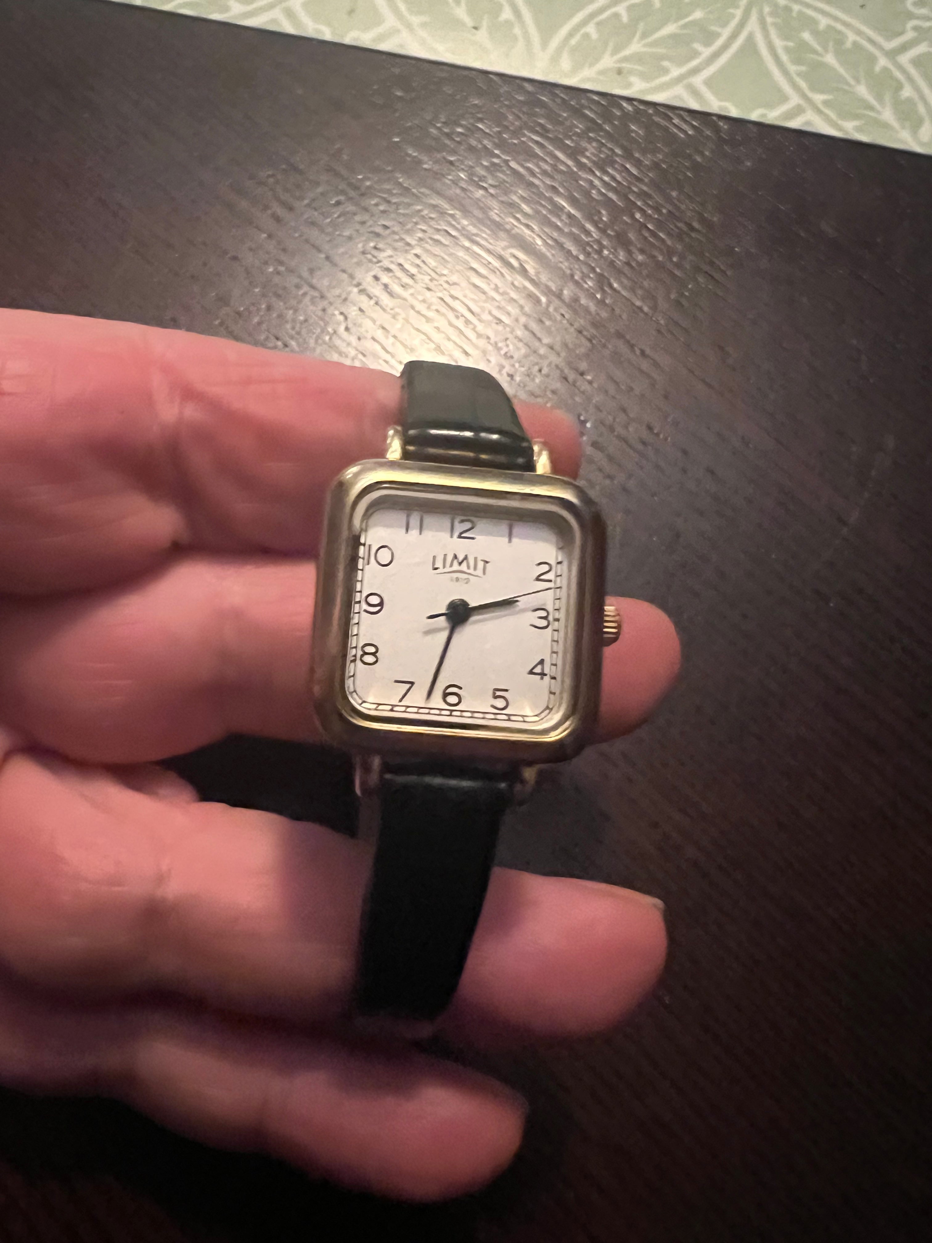 Ladies vintage 1991 Limit watch gold tone square dial. New battery