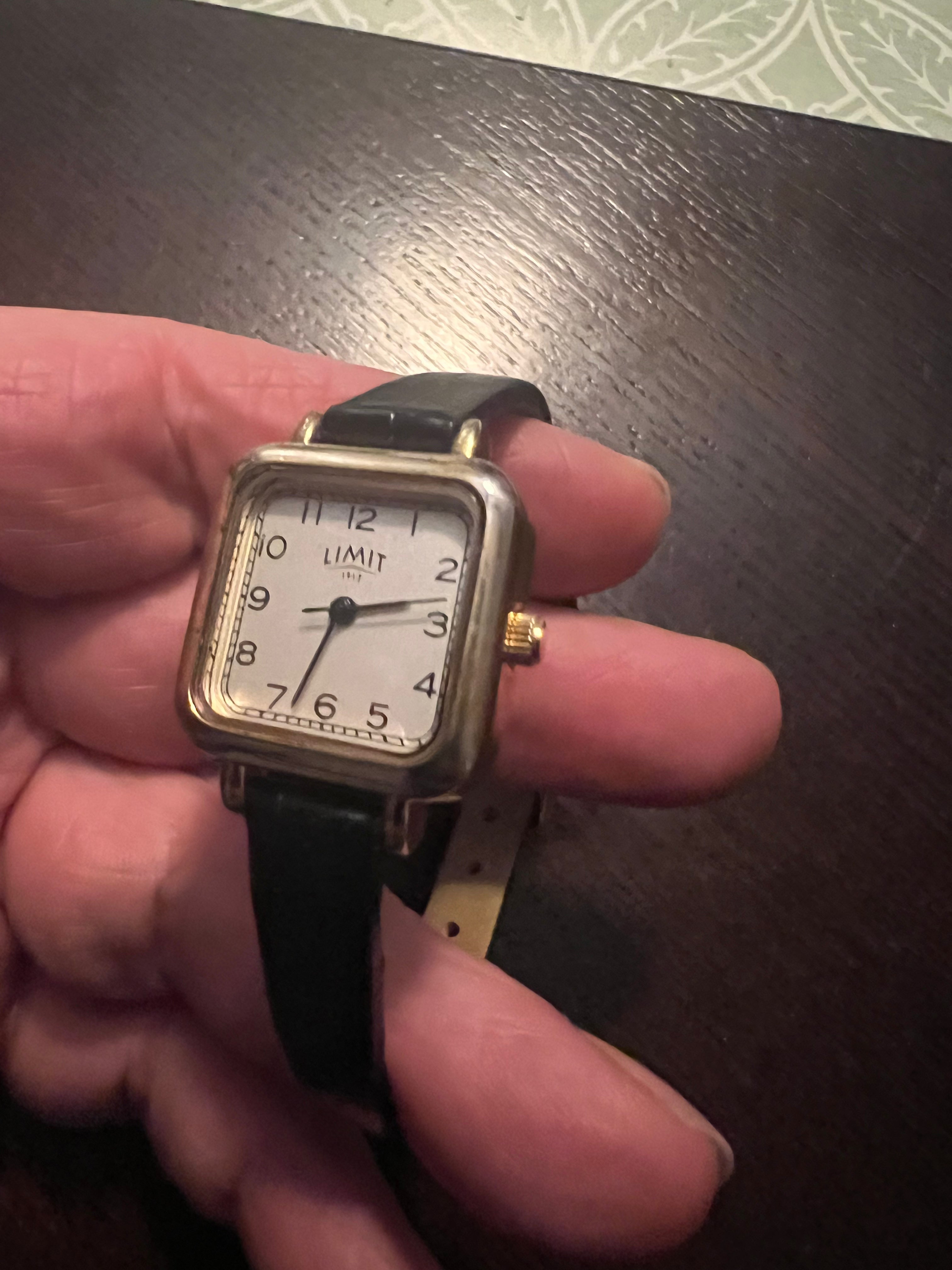 Ladies vintage 1991 Limit watch gold tone square dial. New battery