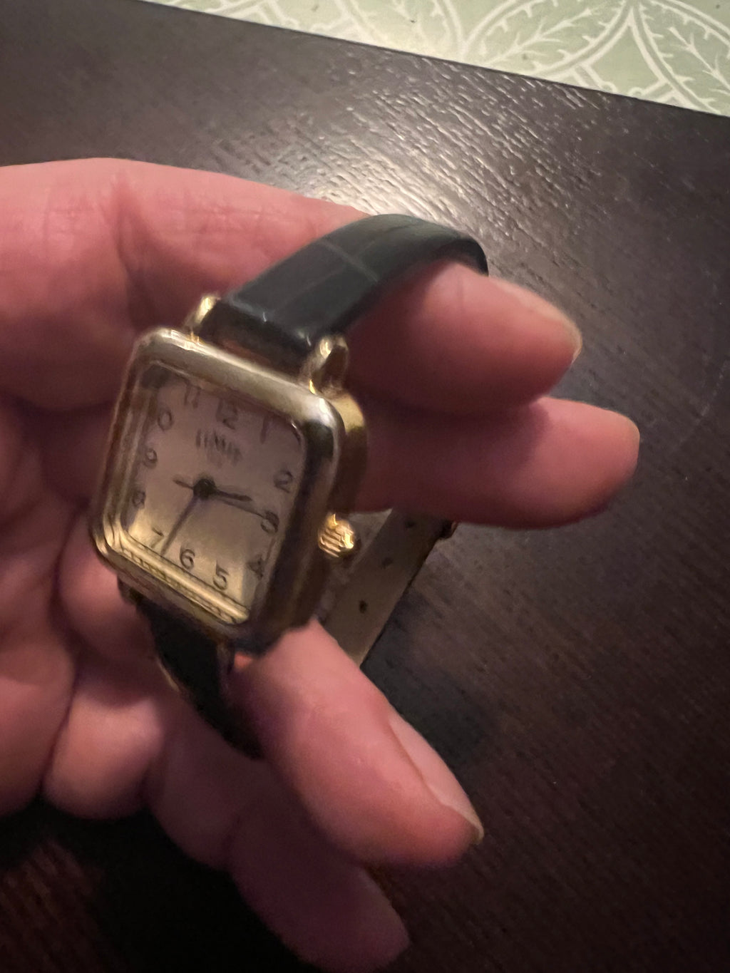 Ladies vintage 1991 Limit watch gold tone square dial. New battery