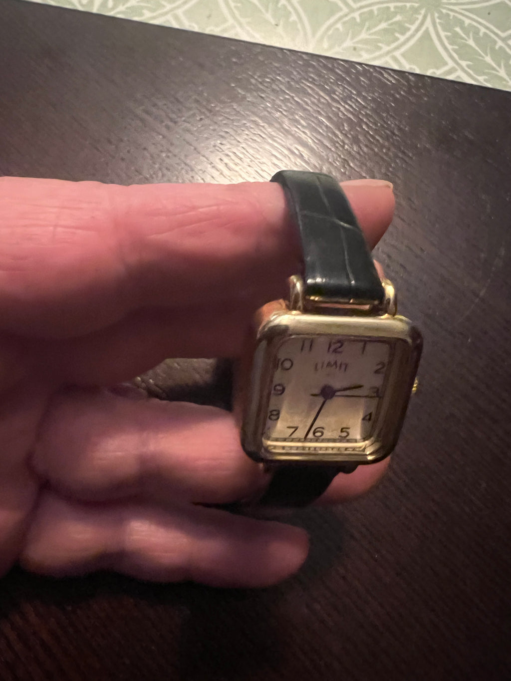 Ladies vintage 1991 Limit watch gold tone square dial. New battery