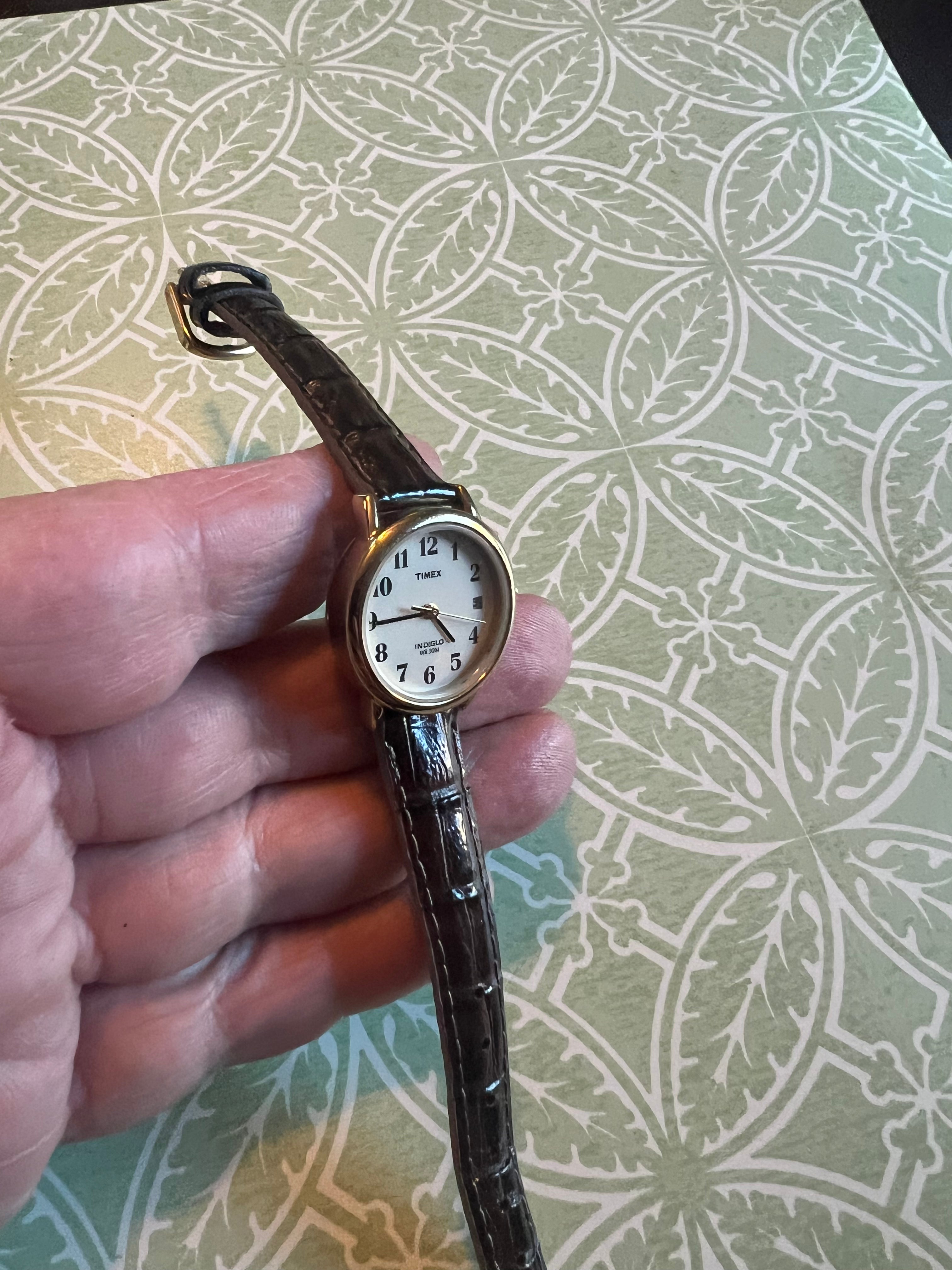 Vintage ladies timex dainty watch runs great bright glow