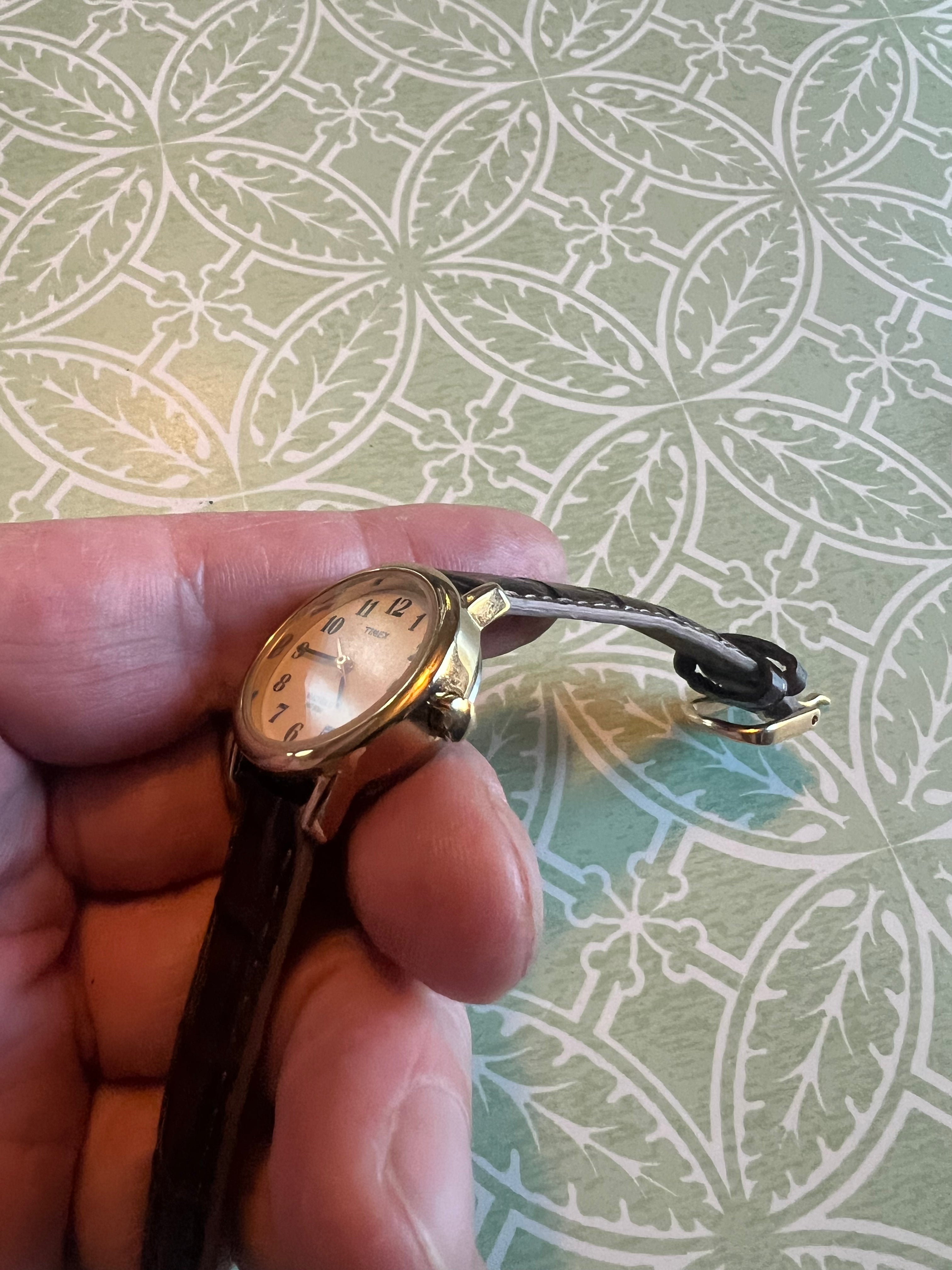 Vintage ladies timex dainty watch runs great bright glow