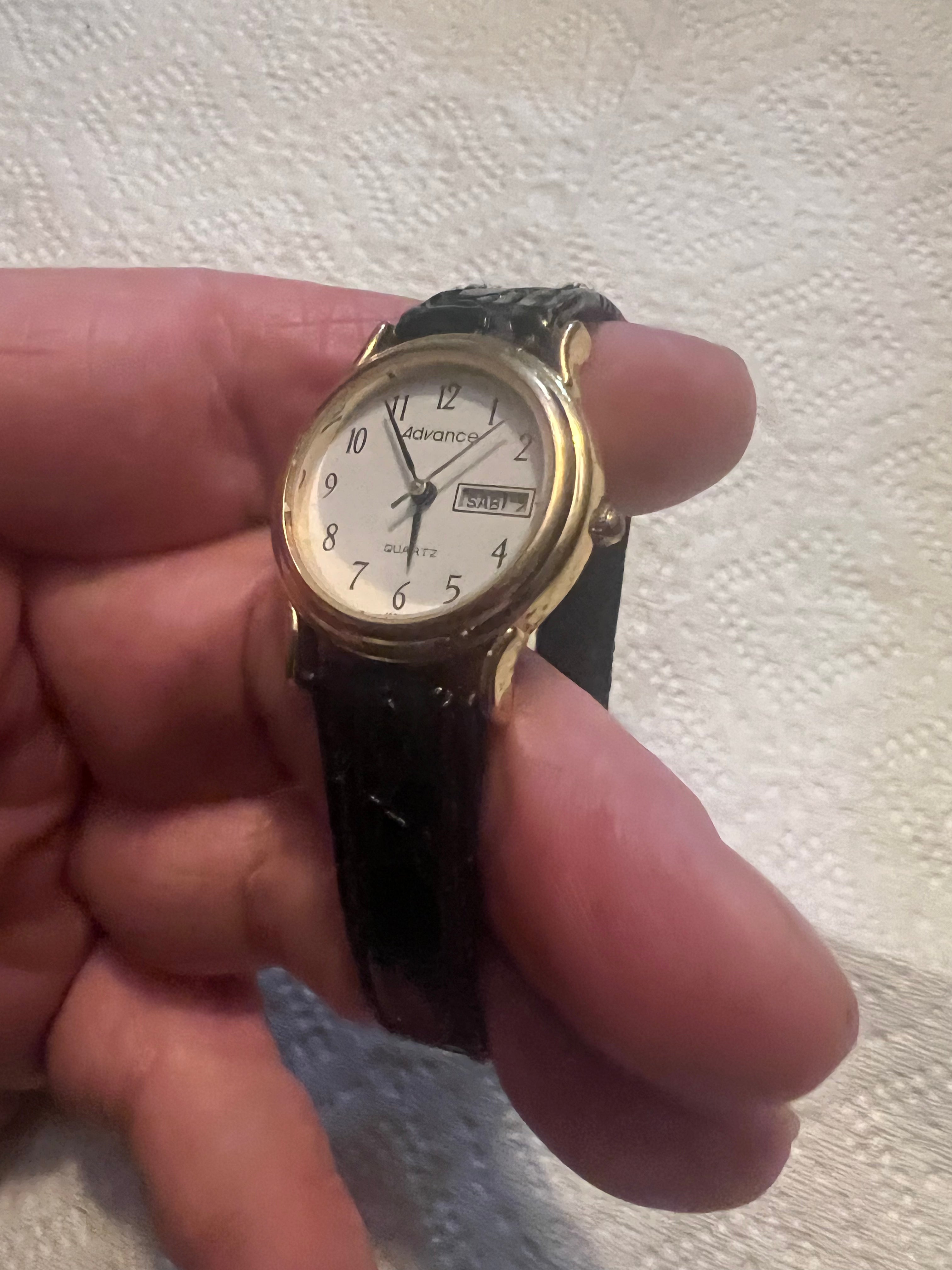 Ladies 1989 Advance gold tone dainty watch with alligator band