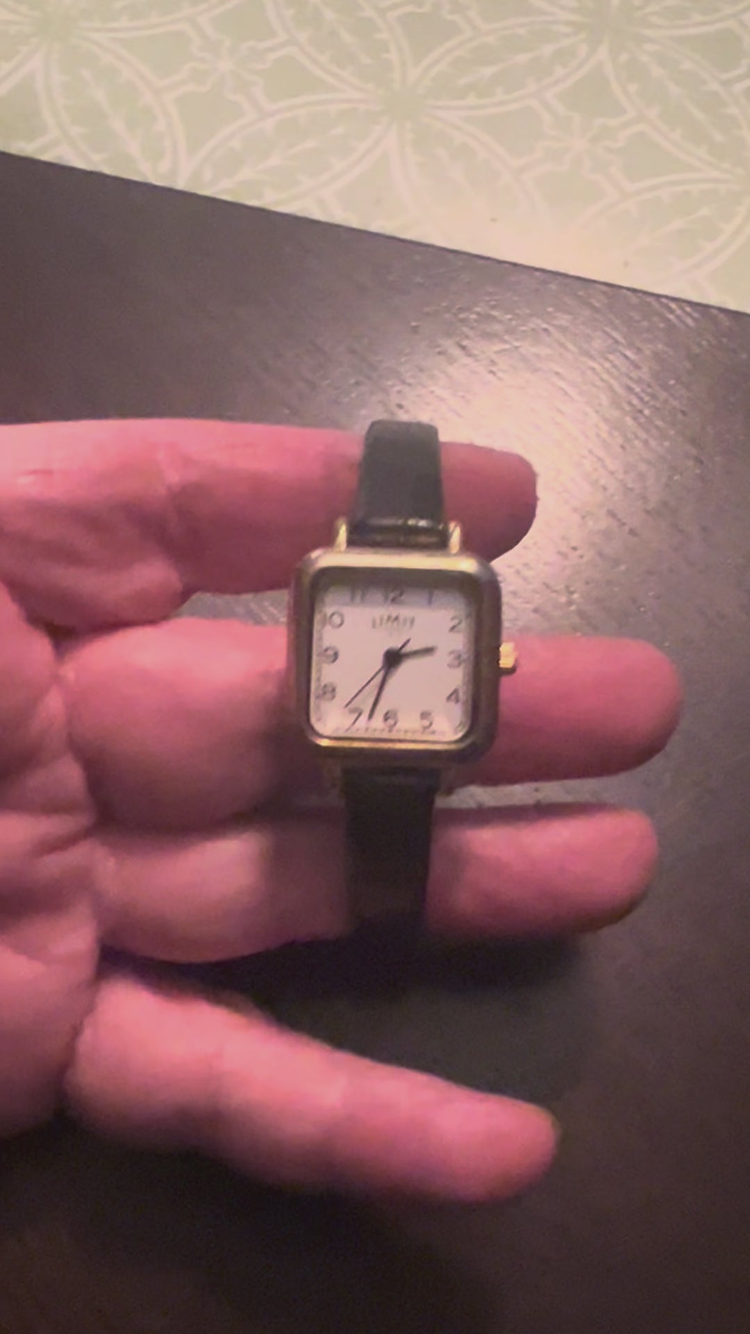 Ladies vintage 1991 Limit watch gold tone square dial. New battery